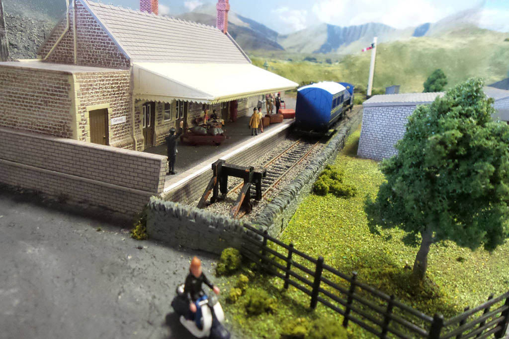 Compact 00 Gauge 2